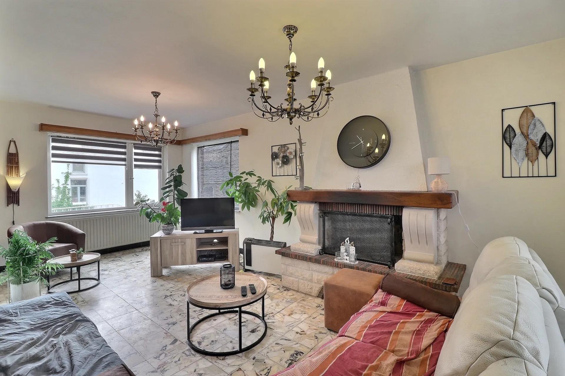 Mooie villa met 3 slaapkamers, twee garages en tuin — foto 2