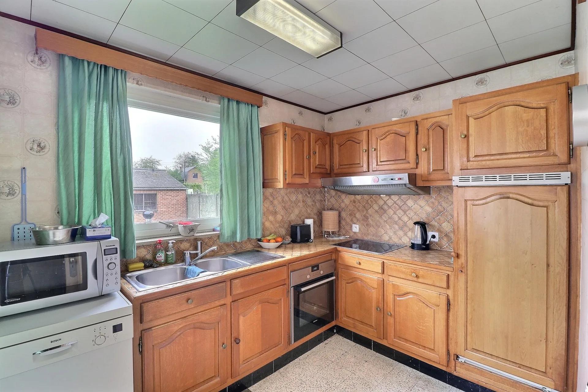 Mooie villa met 3 slaapkamers, twee garages en tuin — foto 4