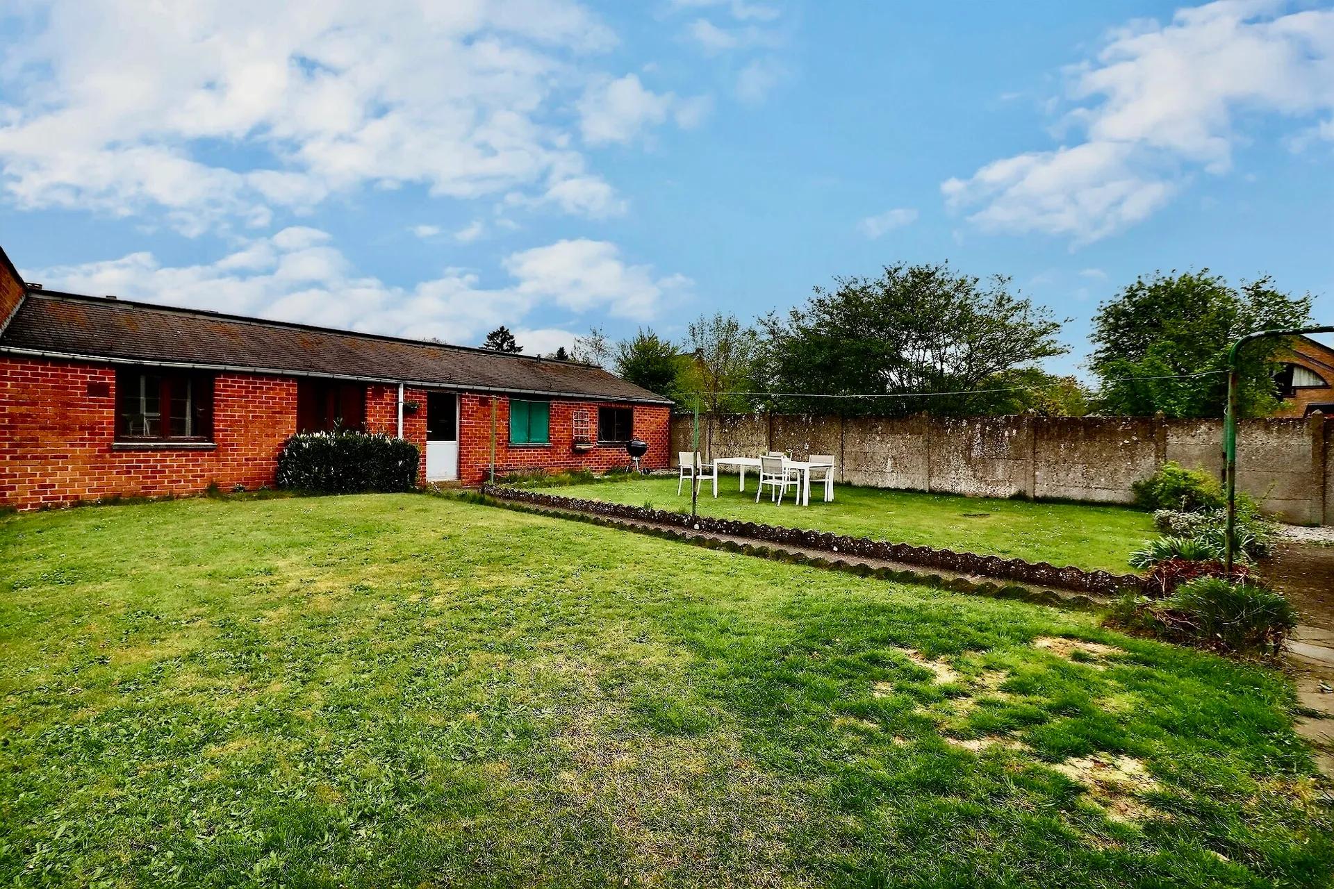 Mooie villa met 3 slaapkamers, twee garages en tuin — foto 13