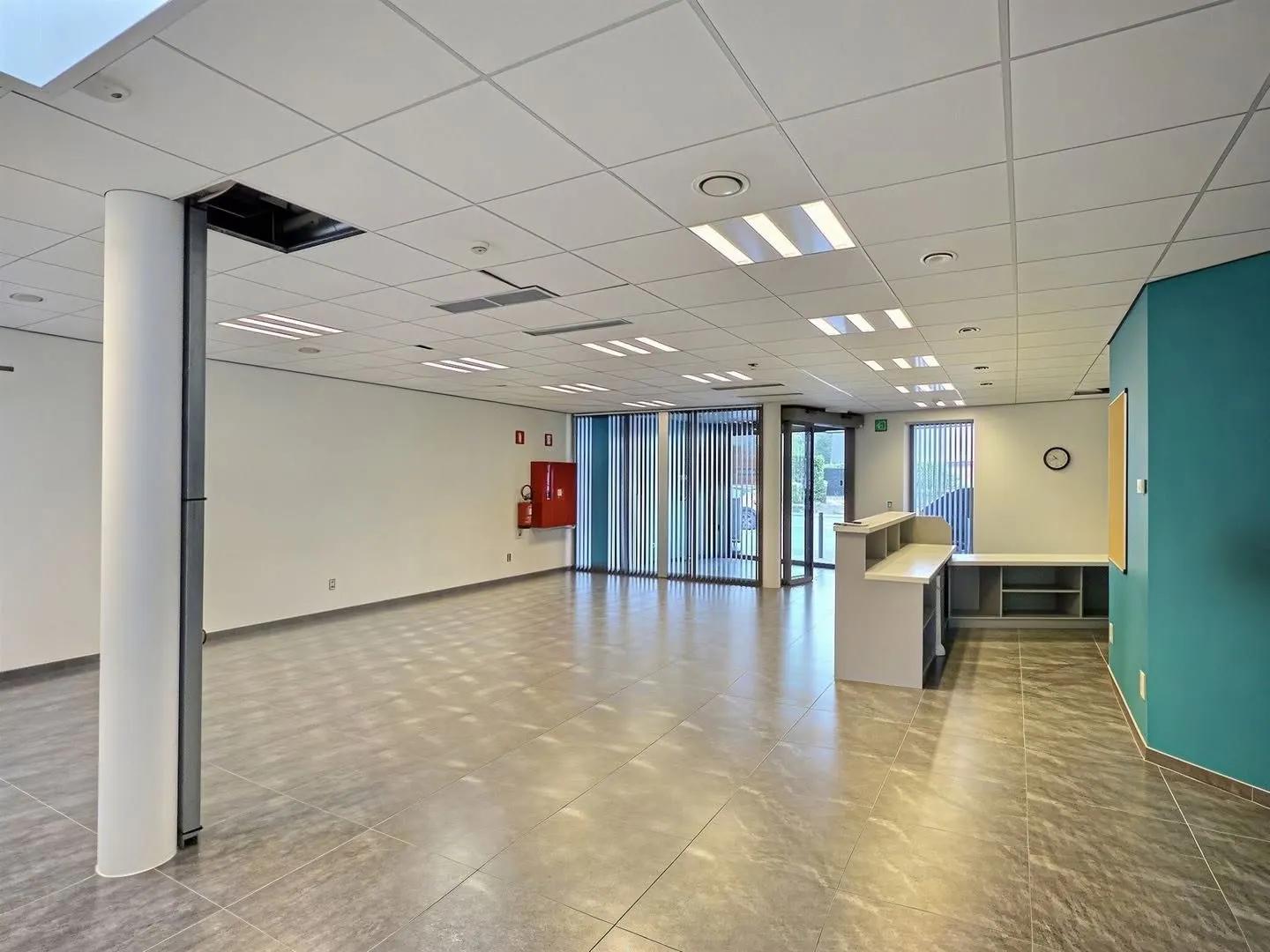 Handelsruimte met parking in Beaumont — foto 1