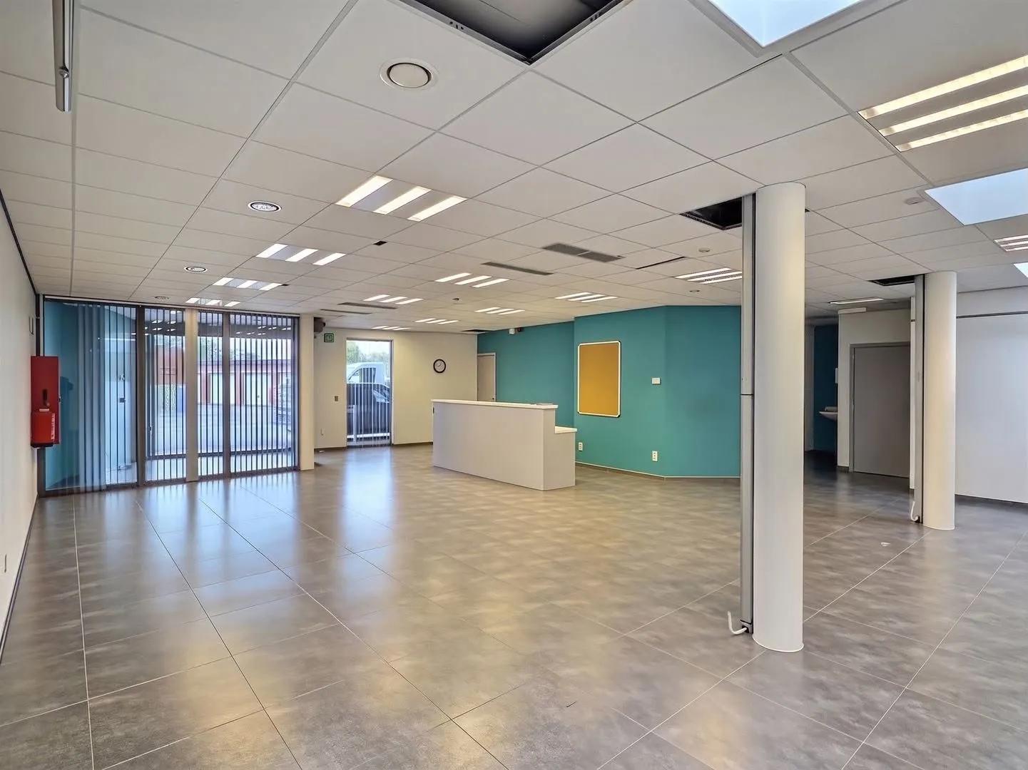 Handelsruimte met parking in Beaumont — foto 2