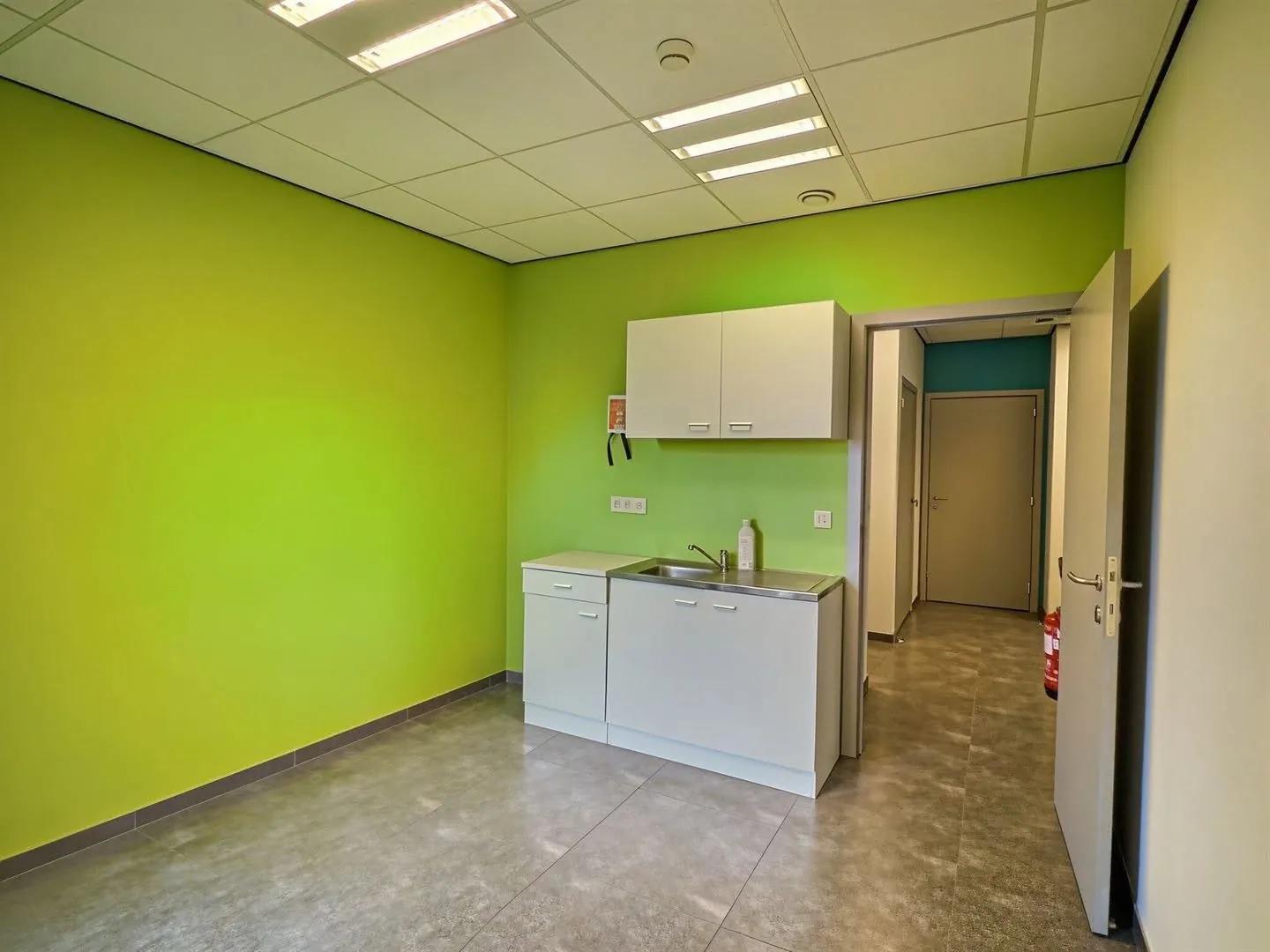 Handelsruimte met parking in Beaumont — foto 4