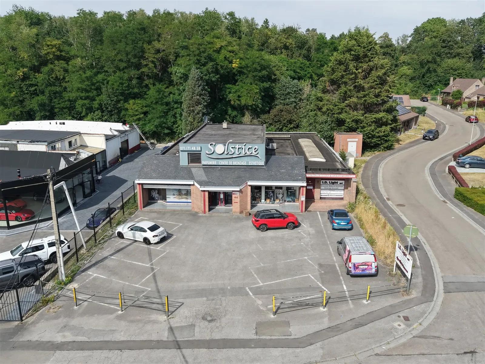 Handelsgeheel van 650 m² met appartement in Tamines — foto 1