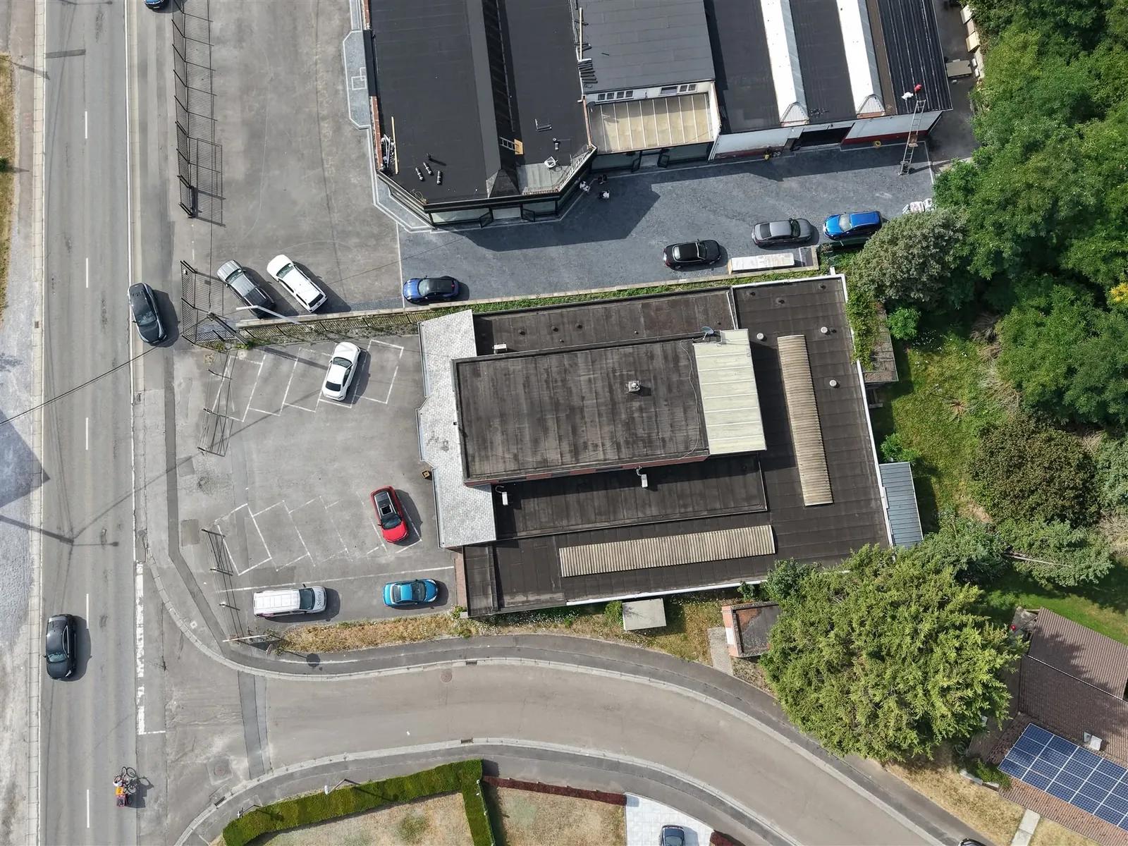 Handelsgeheel van 650 m² met appartement in Tamines — foto 2