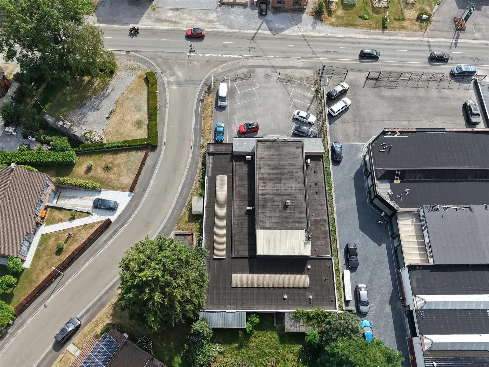 Handelsgeheel van 650 m² met appartement in Tamines — foto 3