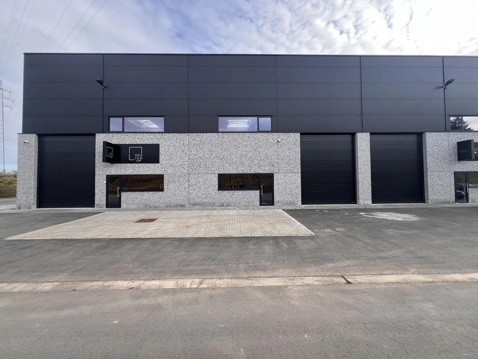 Opslagplaatsen van 263 en 297 m² in kmo-zone