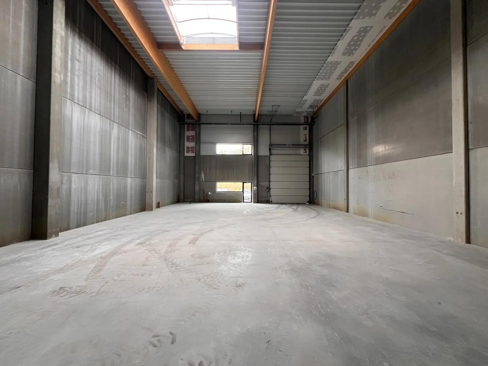Opslagplaatsen van 263 en 297 m² in kmo-zone — foto 2