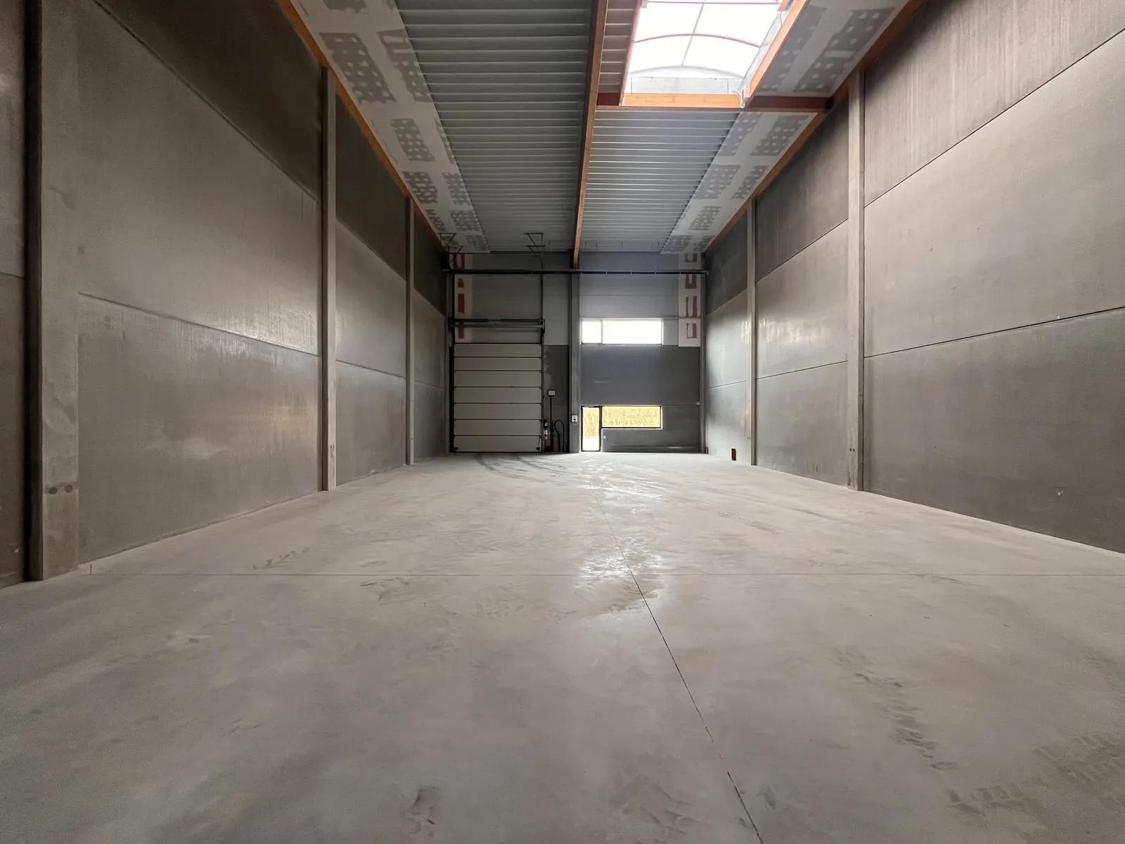 Opslagplaatsen van 263 en 297 m² in kmo-zone — foto 3