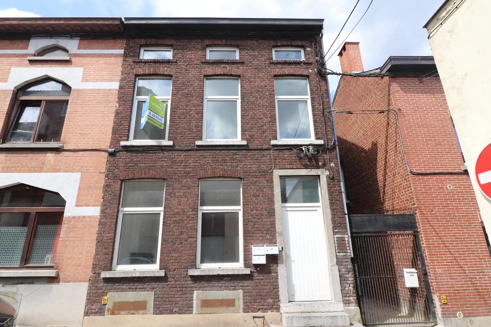 Gebouw met 3 appartementen en tuin — foto 1