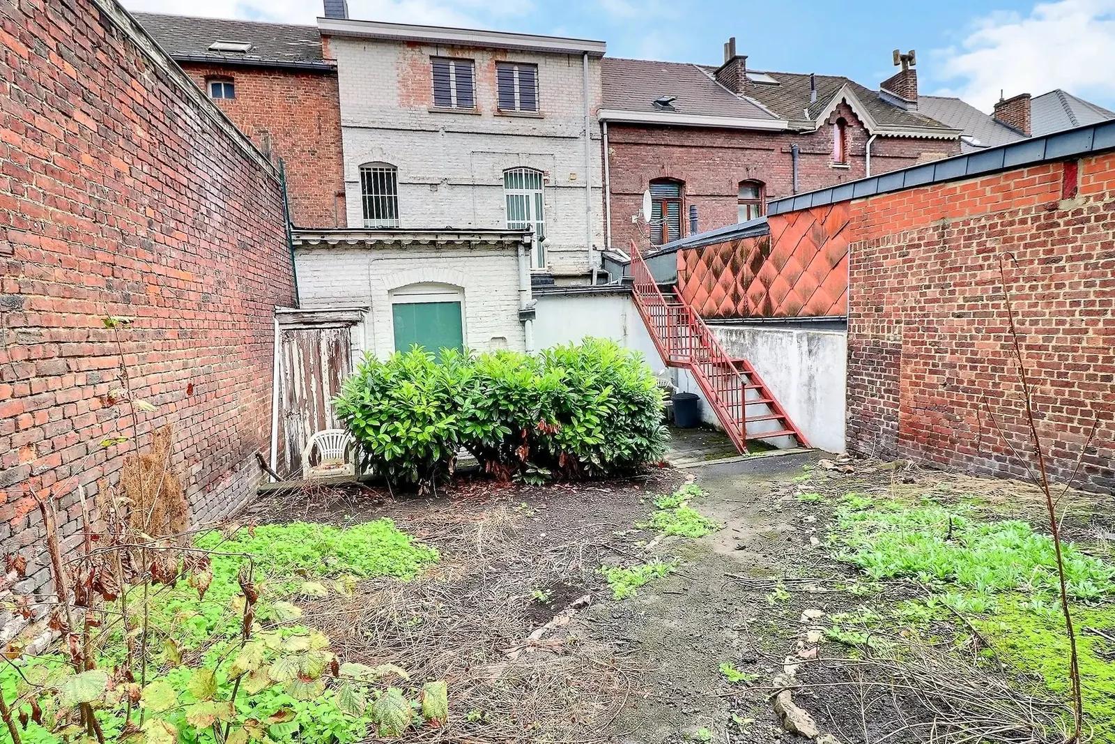 Immeuble mixte avec jardin et garage — photo 10