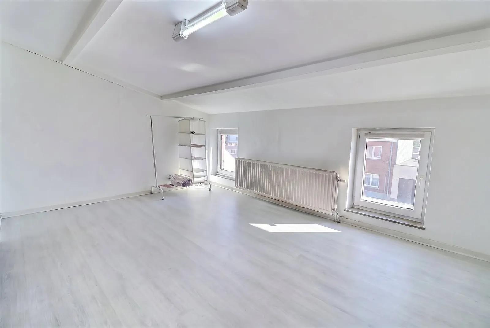 Immeuble mixte de rapport place de la Digue à Charleroi — photo 12