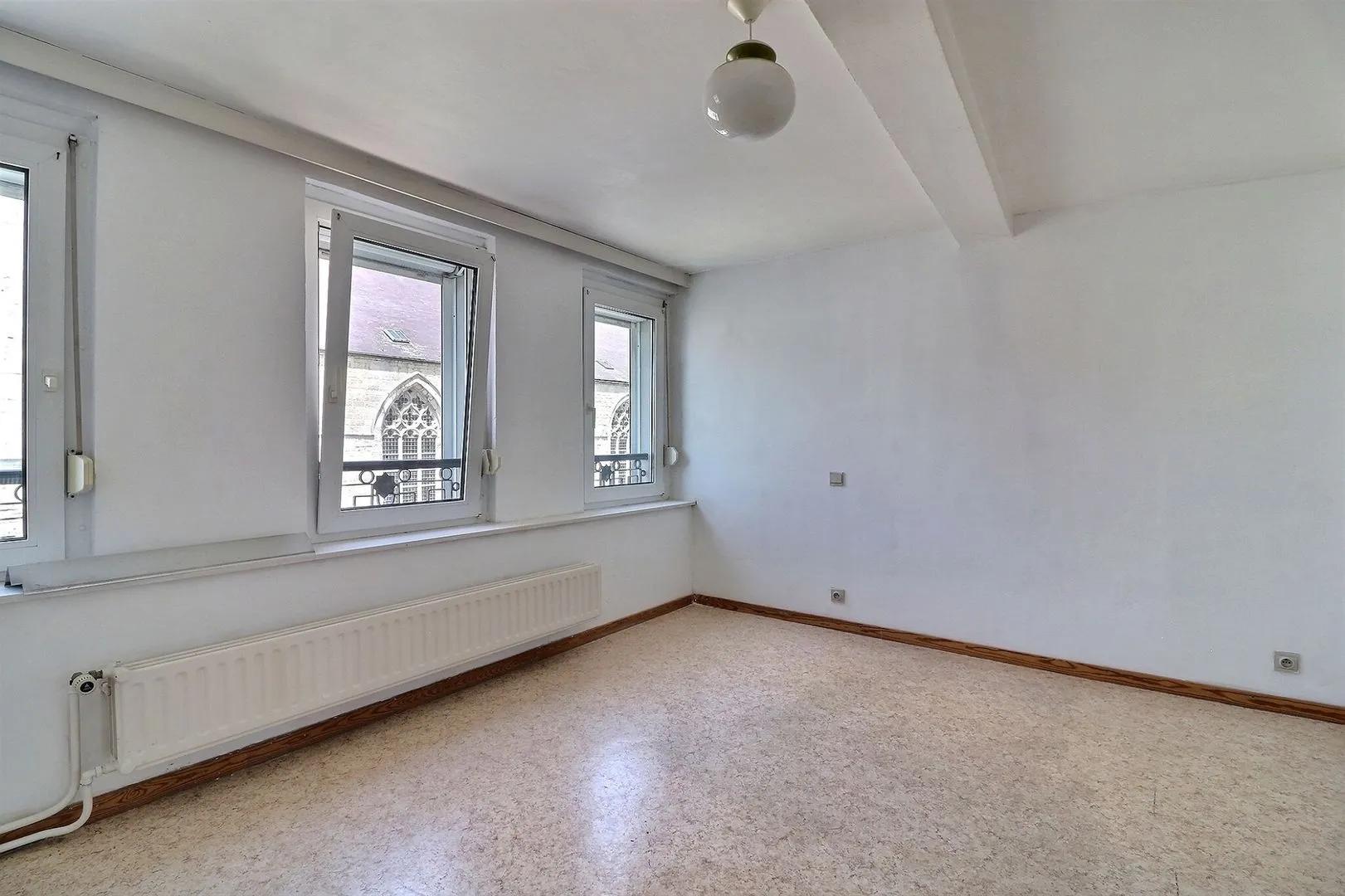 Immeuble mixte idéalement situé sur la grand place! — photo 4