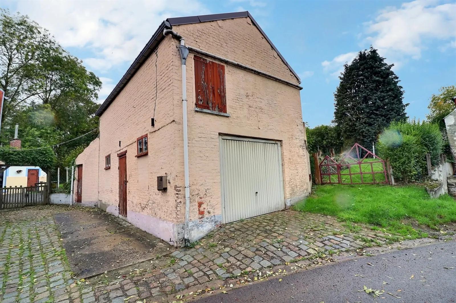 Maison à rénover avec jardin, garage et atelier — photo 3