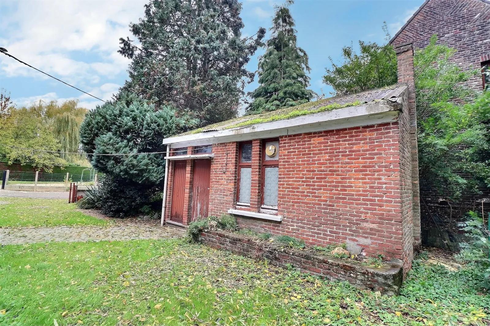Maison à rénover avec jardin, garage et atelier — photo 4