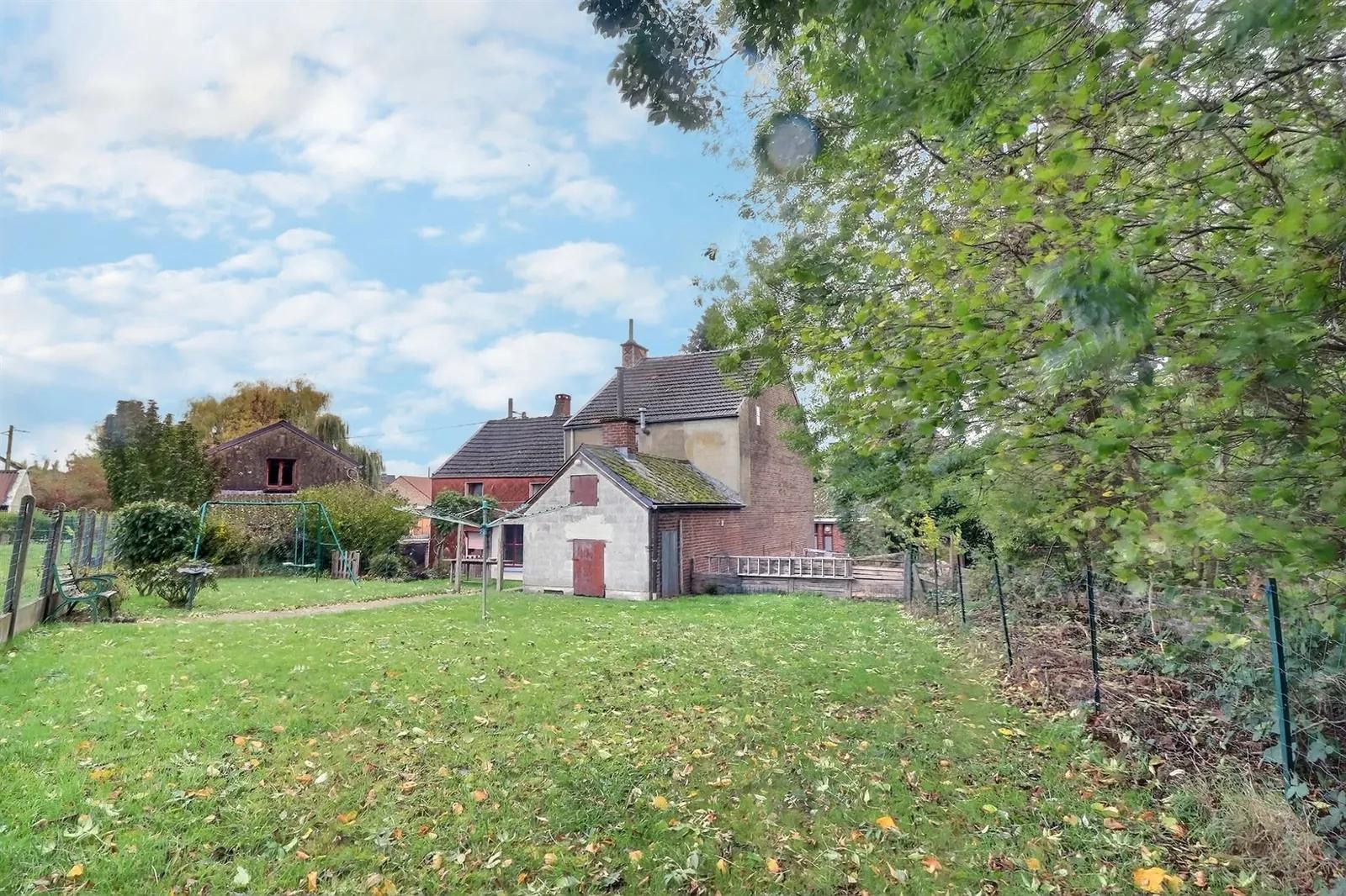 Maison à rénover avec jardin, garage et atelier — photo 5