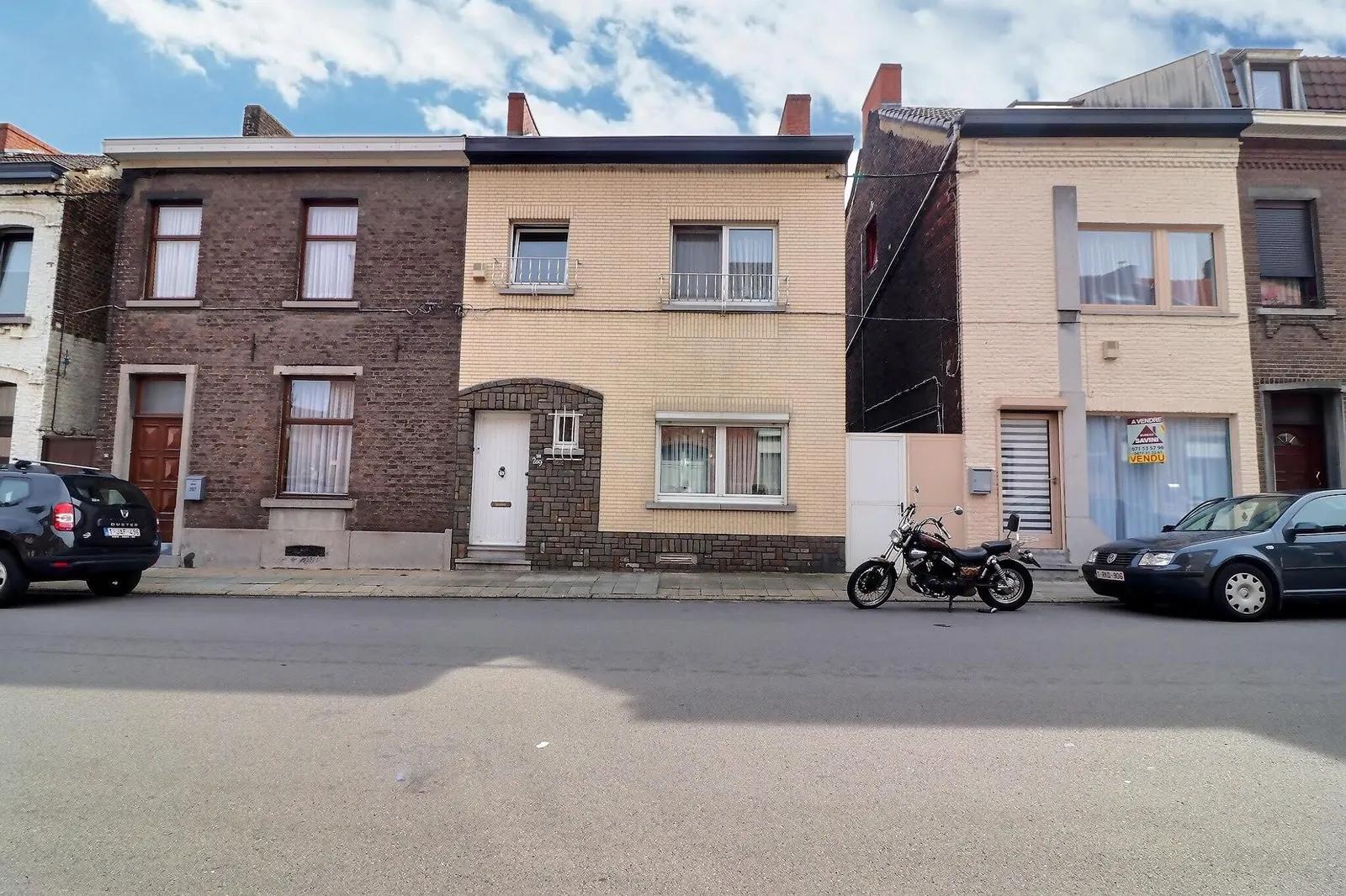 Maison avec jardin dans une rue calme — photo 1