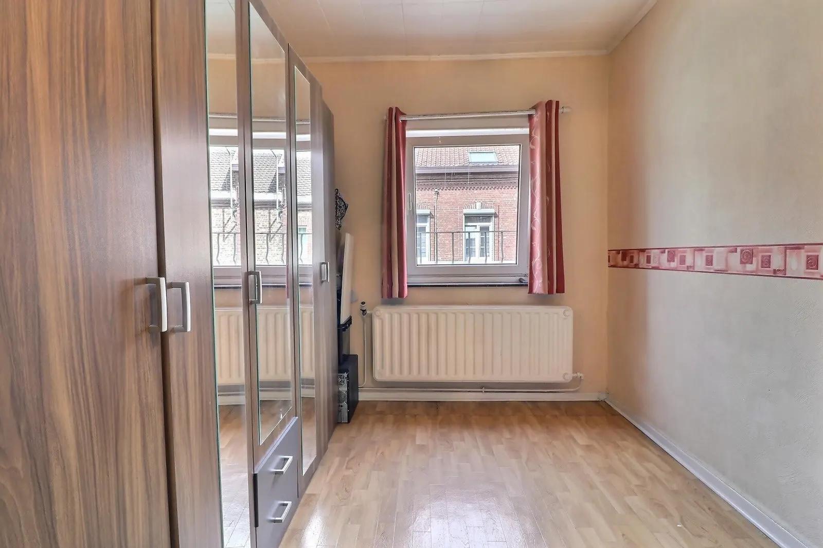 Maison avec jardin dans une rue calme — photo 8