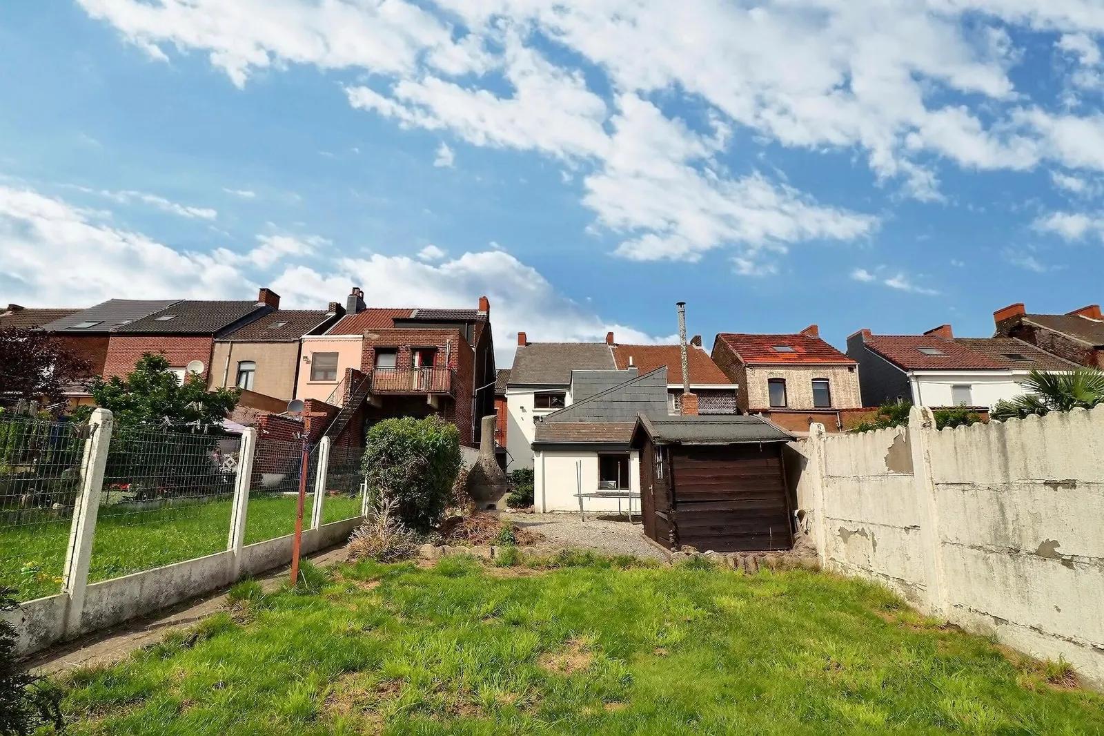 Maison avec jardin dans une rue calme — photo 10