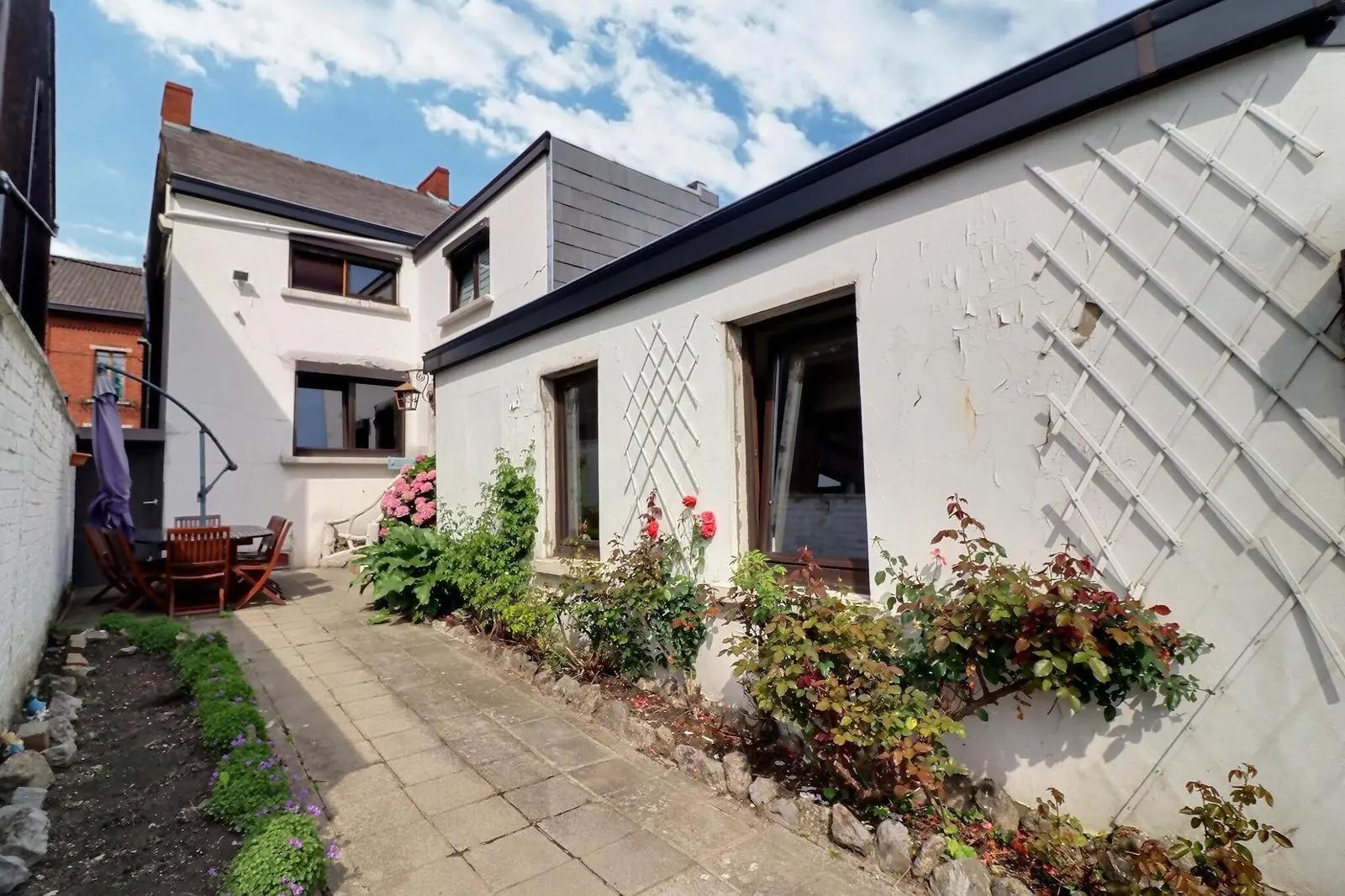 Maison avec jardin dans une rue calme — photo 11