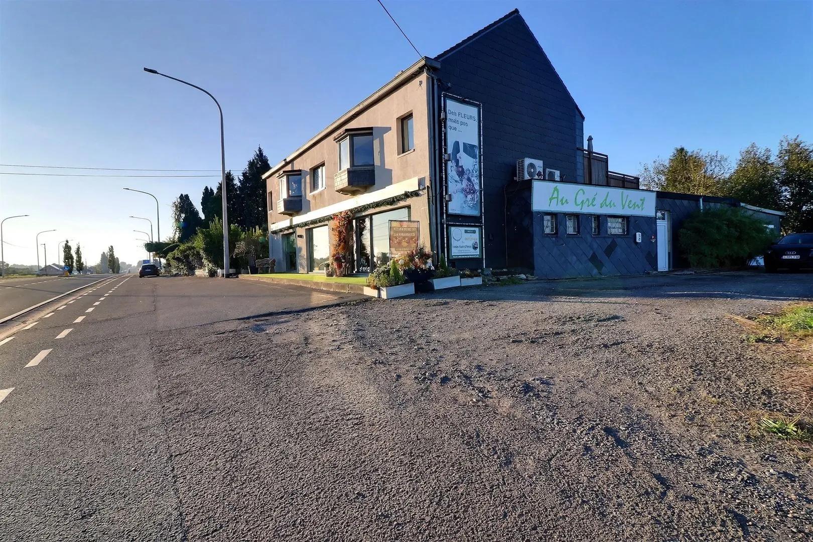N4 : Ensemble immobilier comprenant commerce et habitations — photo 2