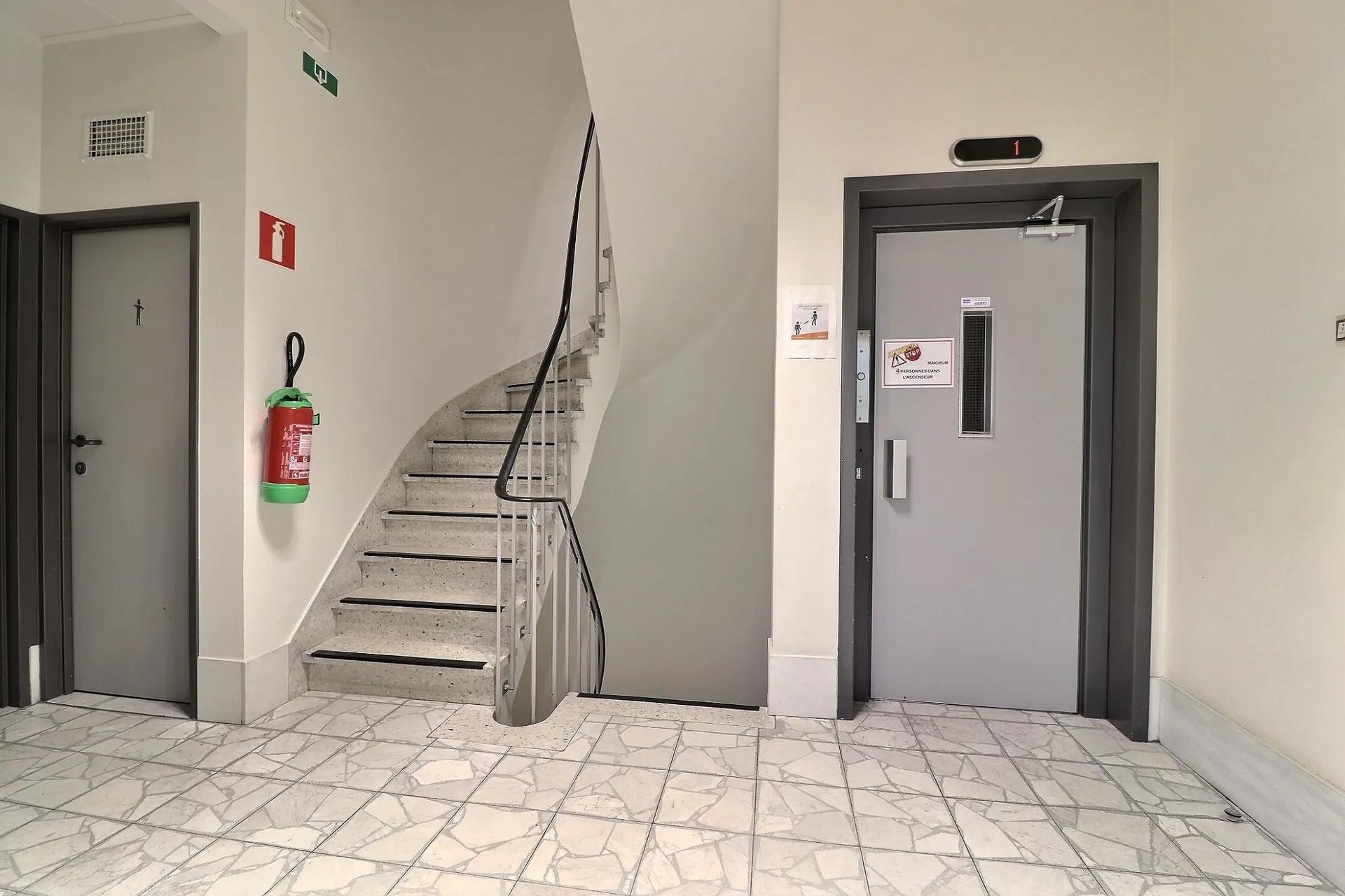 Plateau de bureaux au cœur de Charleroi — photo 5