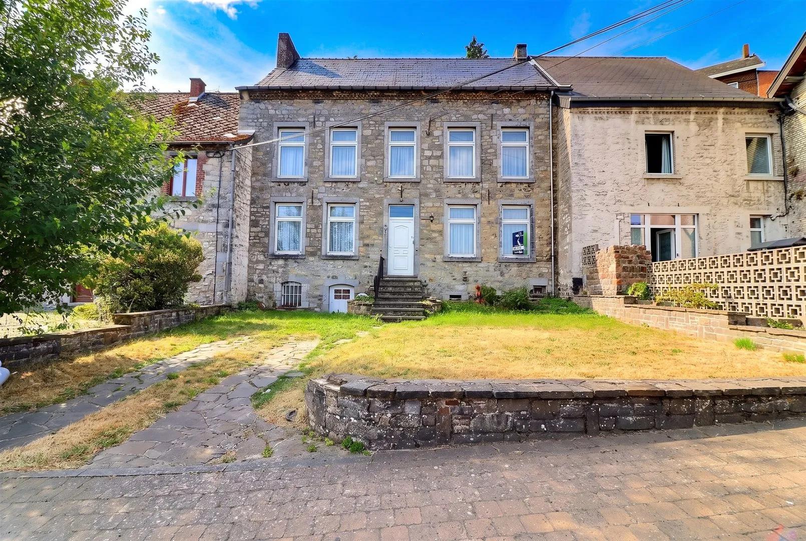 Thy-le-Chateau : Maison de caractère en pierre à rénover