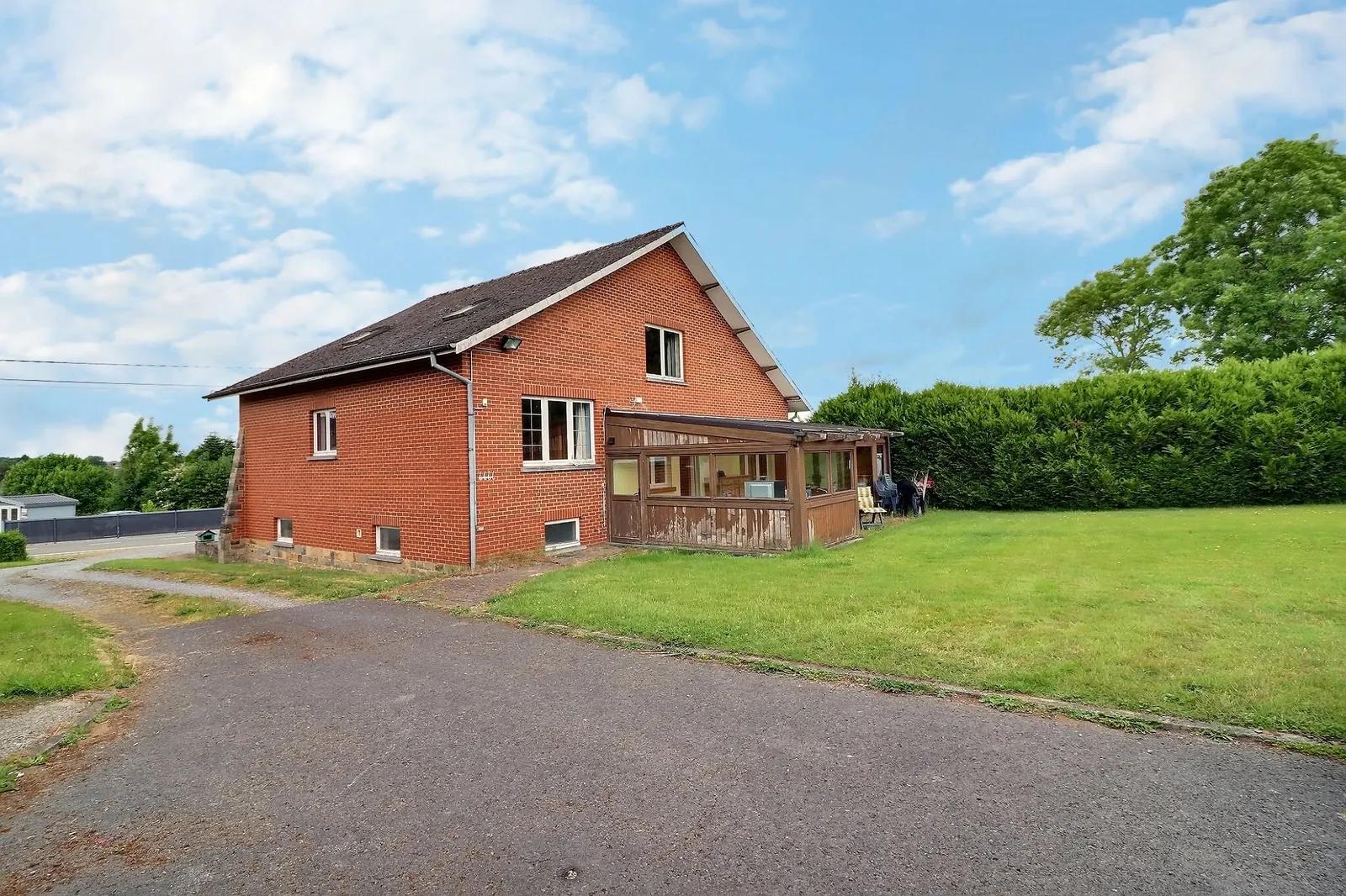 Villa met 4 slaapkamers, tuin en garages