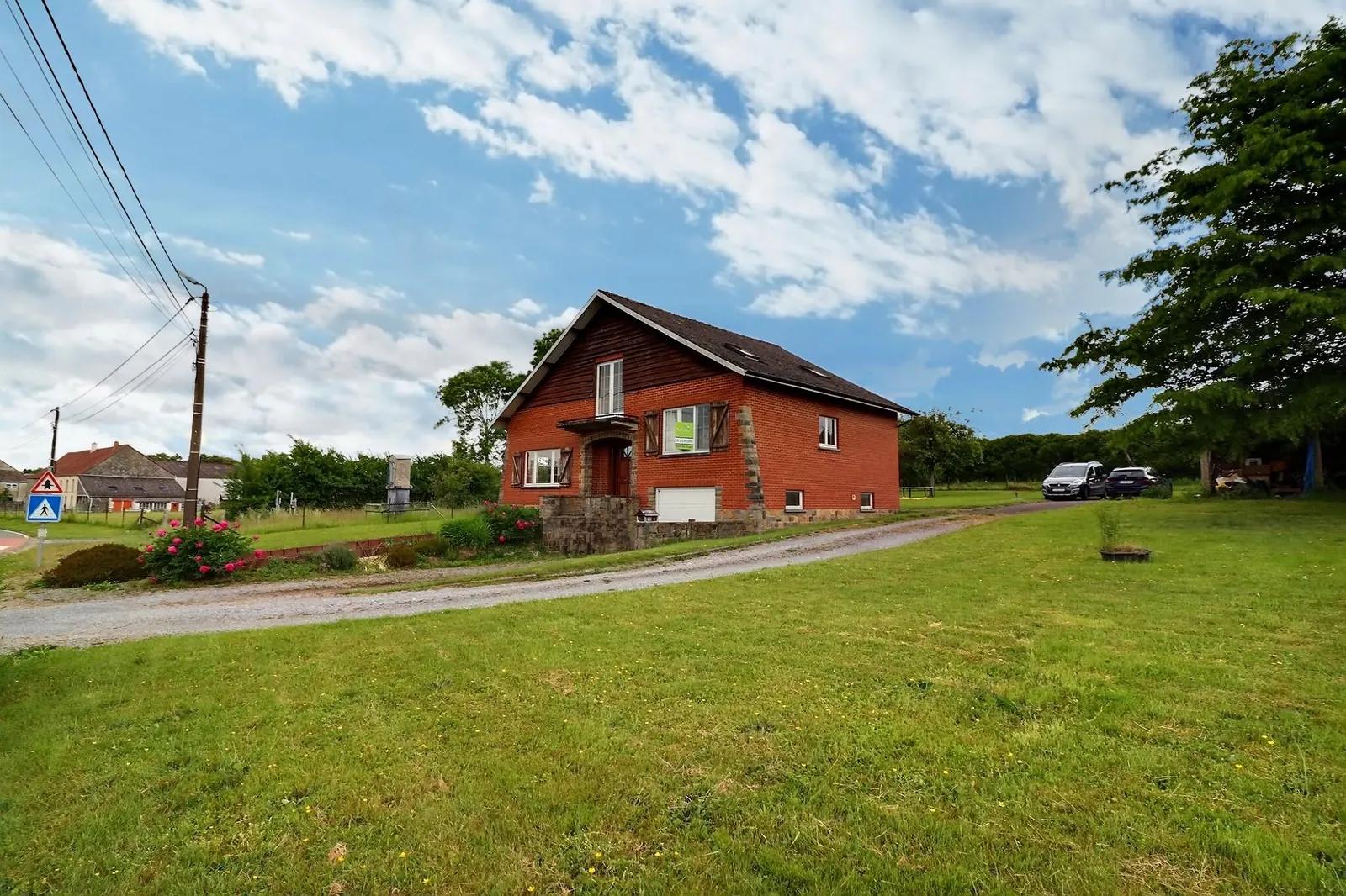 Villa met 4 slaapkamers, tuin en garages — foto 2