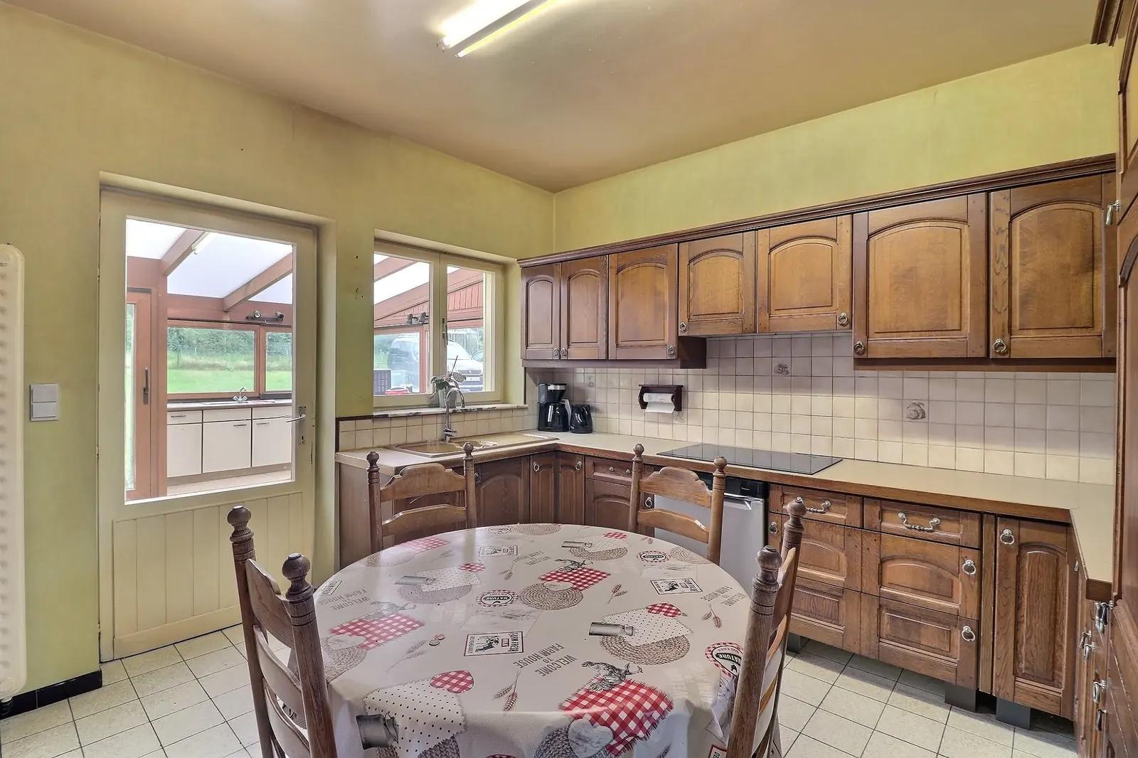 Villa met 4 slaapkamers, tuin en garages — foto 4