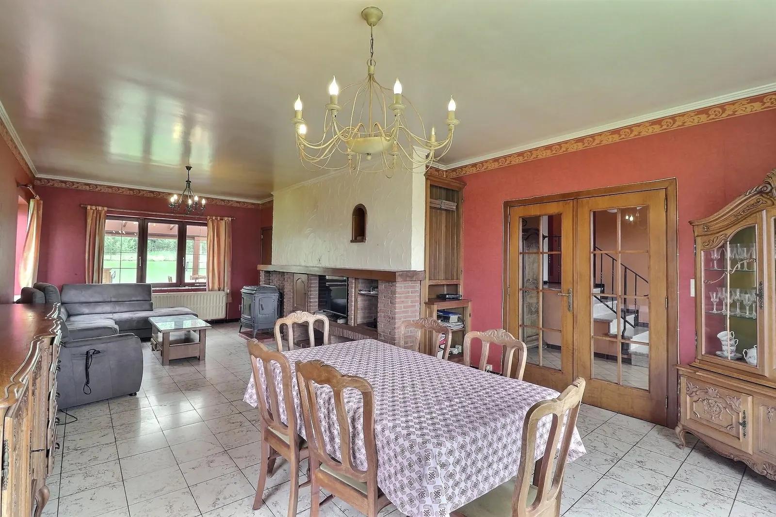 Villa met 4 slaapkamers, tuin en garages — foto 10