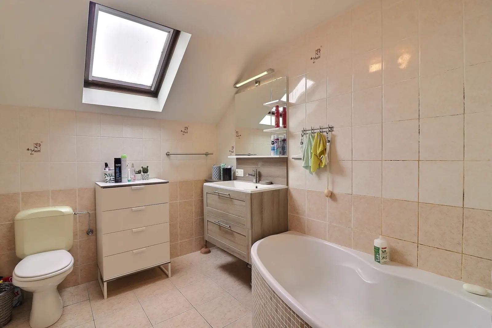 Villa met bomenrijke tuin — foto 13