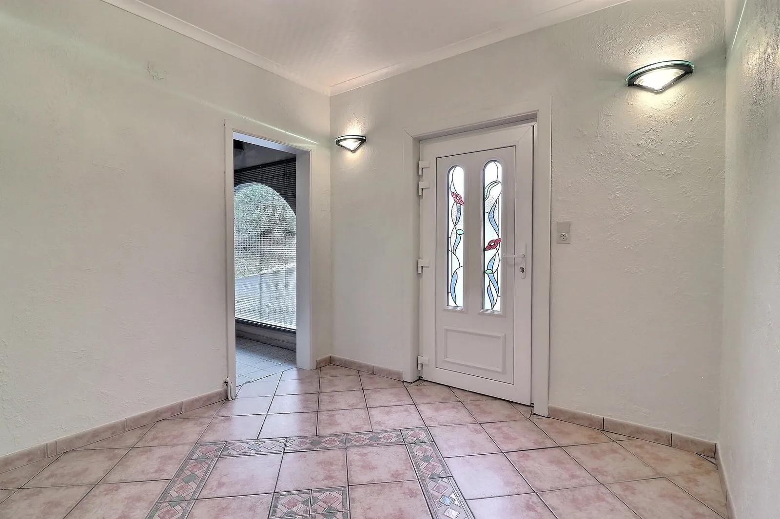 Villa de plain-pied avec grand parking et jardin — photo 6