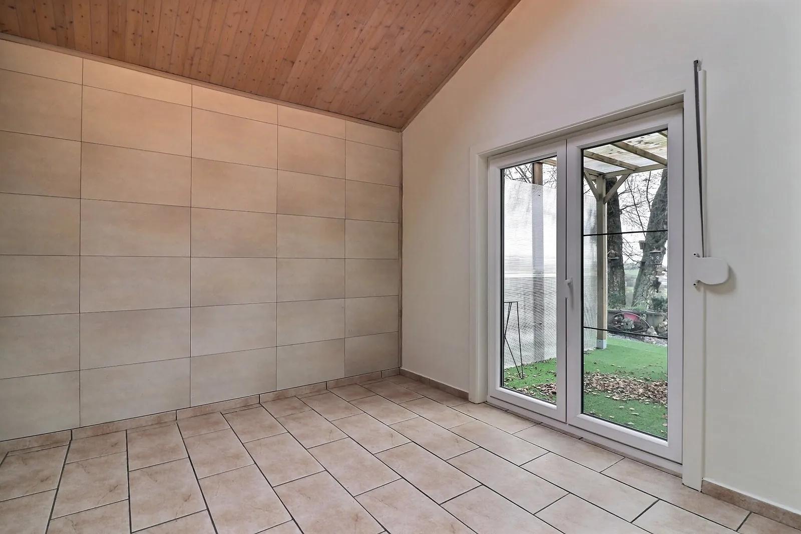Villa de plain-pied avec grand parking et jardin — photo 8