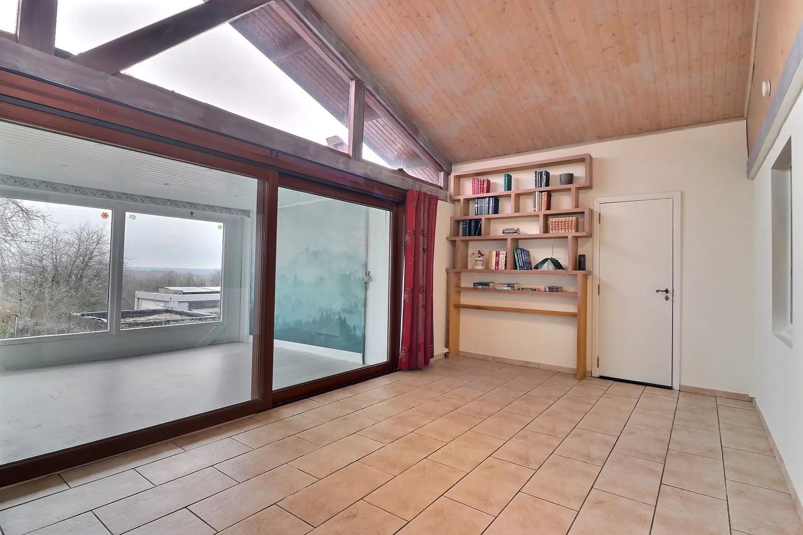 Villa de plain-pied avec grand parking et jardin — photo 9