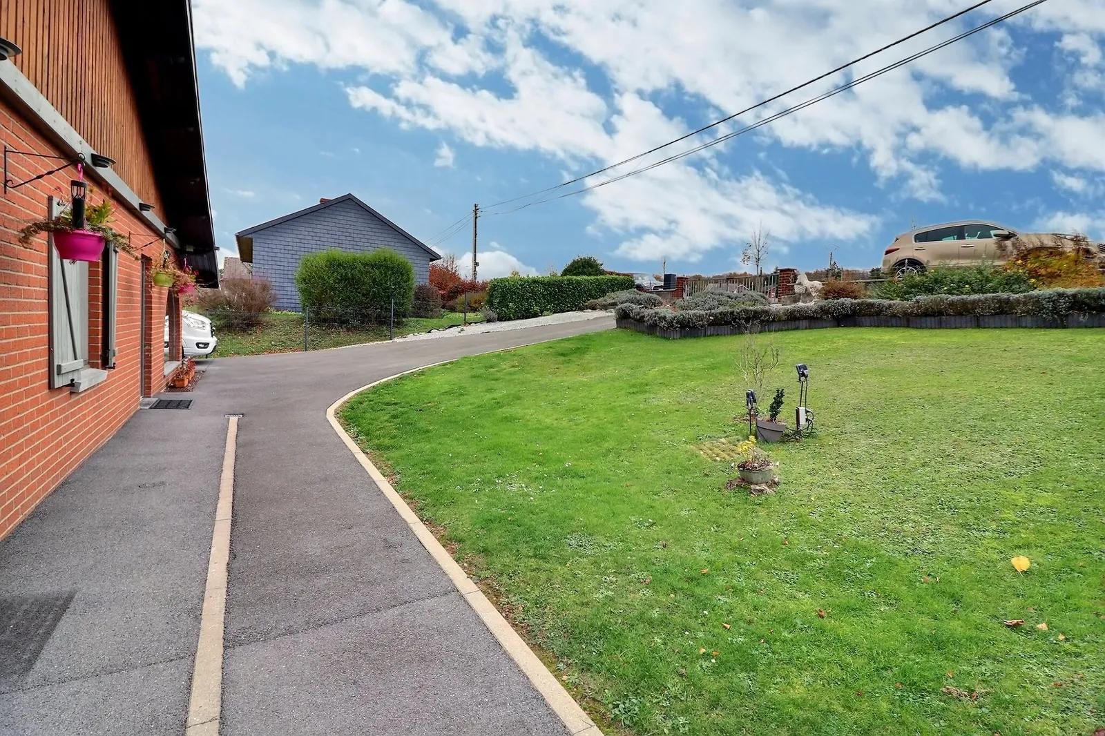 Villa de plain-pied avec grand parking et jardin — photo 13