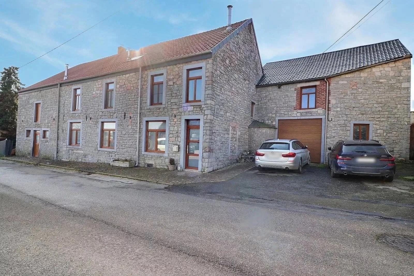 Gerenoveerde hoeve op meer dan 30 are met stal en garage in Senzeille