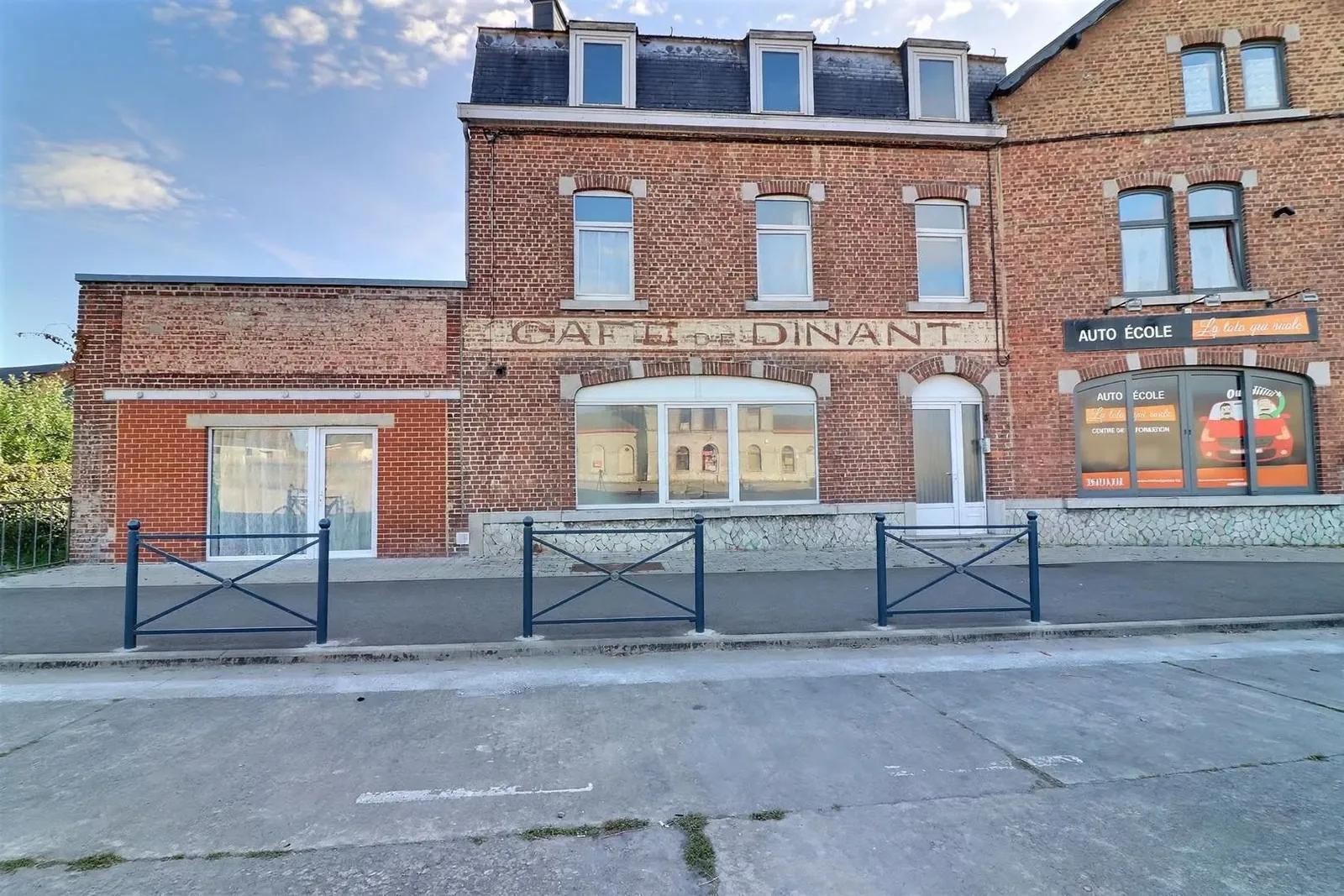 Immeuble de rapport à rénover face à la gare de Mariembourg