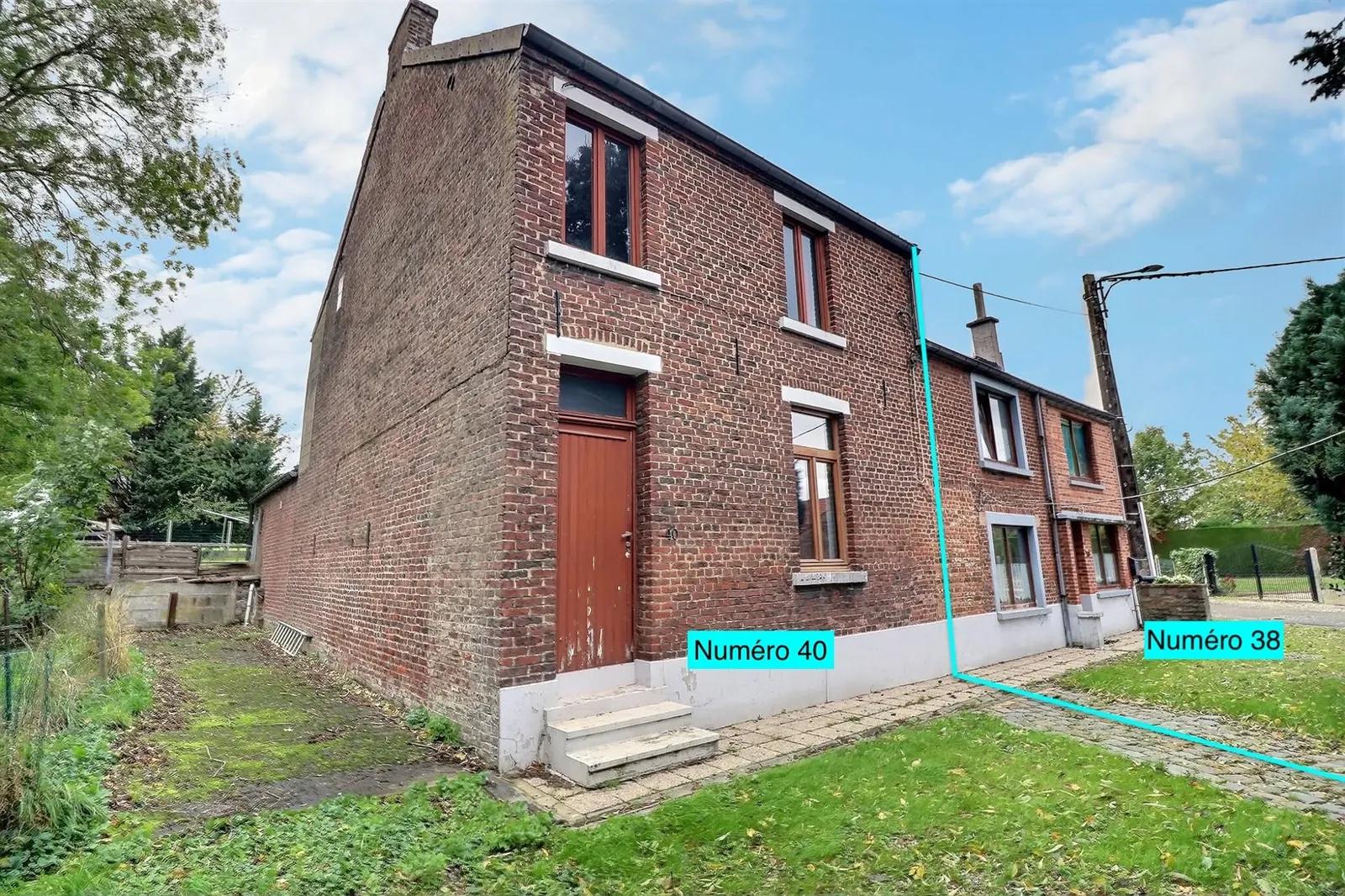 Maison à rénover avec jardin, garage et atelier